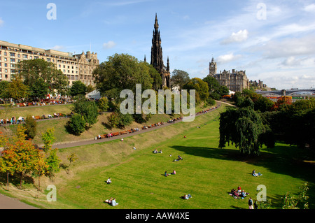 Princes Gardens Stadt Edinburgh hellen Sonnenschein Menschen genießen Sie die Gärten während Luch Stunde Stockfoto
