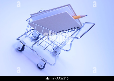 Notizbuch und Stift im Einkaufswagen Stockfoto
