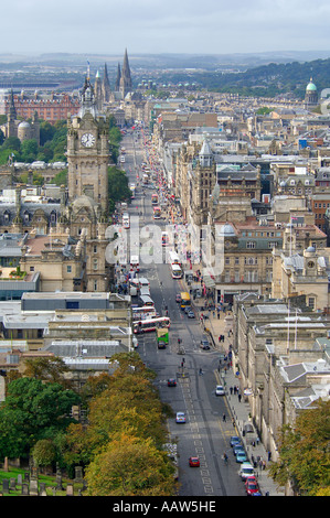 Blick entlang der gesamten Länge der Princes Street in Edinburgh mit Verkehr und Fußgänger Stockfoto