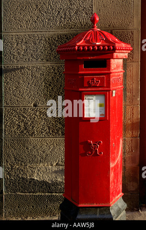 Historischen viktorianischen roten Briefkasten auf der Royal Mile Edinburgh genommen schön Seite mit Abendsonne beleuchtet. Stockfoto