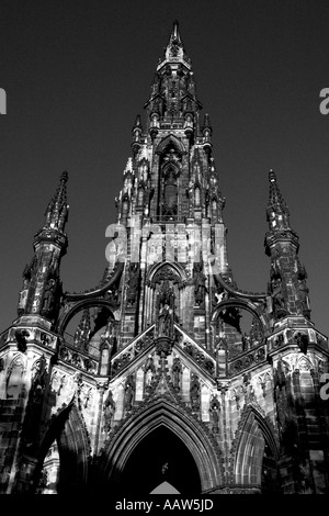 Interessante und ungewöhnliche Infrarot-Stil monochromes Bild von The Scott Monument auf der Princes Street, Edinburgh Stockfoto