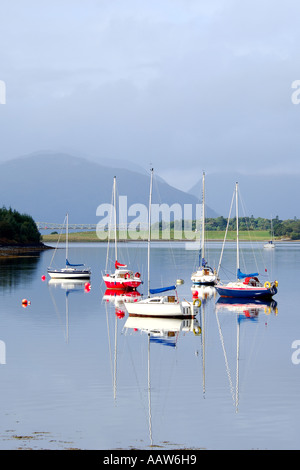 Fünf Segelboote am Loch Leven in der Nähe von Ballachulish Glencoe mit Straßenbrücke und Bergkulisse Stockfoto