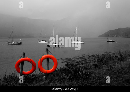 Ungewöhnliche Teil monochromen Teil Landschaft Farbbild, die Boote auf Loch Leven in der Nähe von Ballachulish Glencoe-Schottland Stockfoto