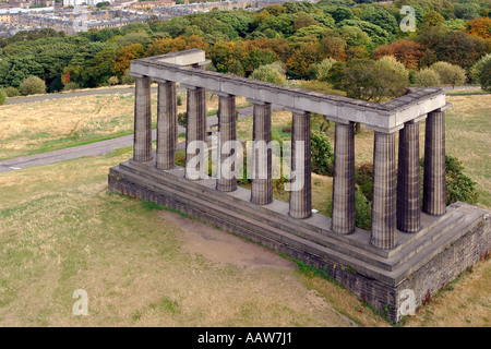 Ungewohnter Anblick von The National Monument Calton Hill Edinburgh erschossen von der Spitze des Nelsons Denkmal mit den Vororten von Edinburgh Stockfoto