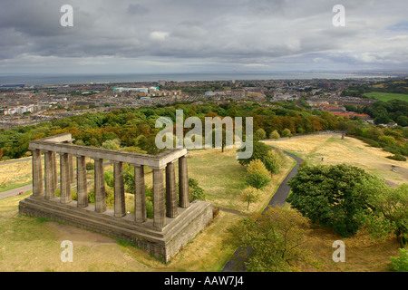 Ungewohnter Anblick von The National Monument Calton Hill Edinburgh erschossen von der Spitze des Nelsons Denkmal mit den Vororten von Edinburgh Stockfoto