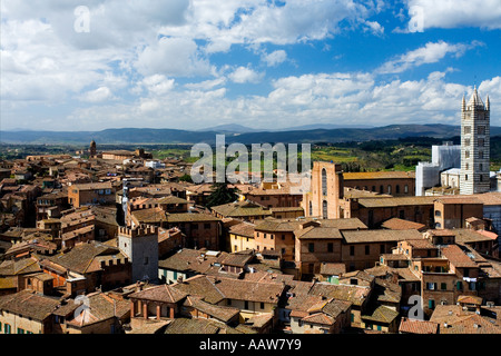 Siena Panorama Panorama der Duomo Kathedrale Campanile Glockenturm und die Stadt vom Torre del Mangia Tuscany Italien Italia Europa Stockfoto