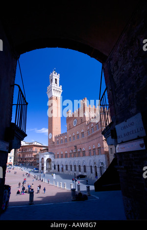 Piazza del Campo 13. Jahrhundert Stadt quadratischen Palazzo Pubblico und Torre del Mangia Siena Tuscany Italien Europa EU Stockfoto