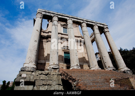 Forum Romanum Ruinen der Tempel des Antoninus und der Faustina Rom Italien Europa EU Stockfoto