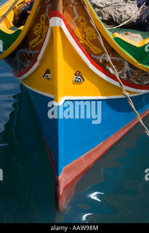 Traditionellen Luzzu Angelboot/Fischerboot mit dem Auge des Osiris auf s-Bogen Marsaxlokk Hafen auf der Insel Malta Stockfoto