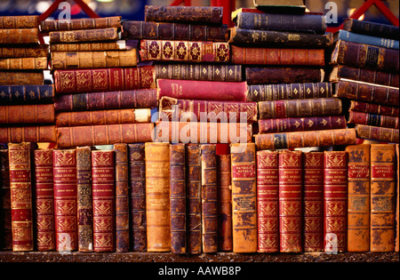 Stapel Alter Second-Hand Bücher am Marktstand London Uk Stockfoto