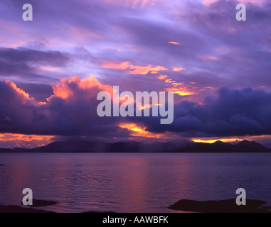 Stürmischer Sonnenuntergang über die Cuillin Hills aus Erbusaig. Stockfoto