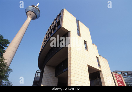 Rheinturm tower Gebäude und der Landtag, Düsseldorf, Düsseldorf, Deutschland, Europa Stockfoto