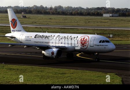 Aero Flight Airbus Passagierflugzeug am Flughafen Düsseldorf International, Nord Rhein Westfalen, Deutschland. Stockfoto