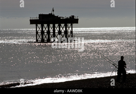 Angeln vom Strand von Sizewell, Suffolk, UK. Stockfoto