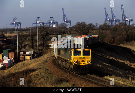 Freightliner Güterzug verlassen den Hafen von Felixstowe, Suffolk, UK. Stockfoto