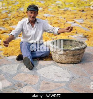 GRIECHISCHE FISCHER FLICKEN NETZE Stockfoto