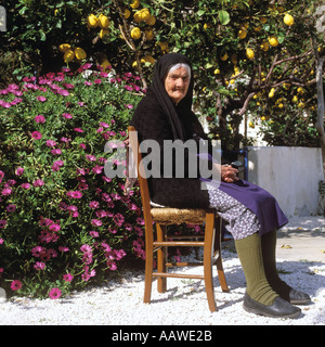 ALTE DAME IN GARTEN GRIECHENLAND Stockfoto