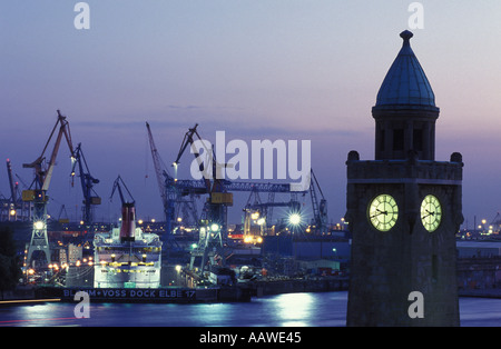 Uhrturm an den Landungsbrücken von St. Pauli, Hamburg, Deutschland Stockfoto