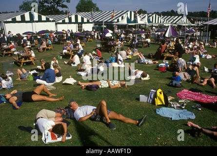 Massen von Unterstützungen auf Henman Hill Wimbledon Tennis London SW19 England. 90ER JAHRE IUK HOMER SYKES Stockfoto