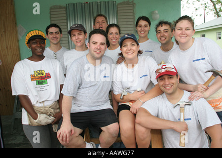 Miami Florida, Liberty City, Habitat for Humanity, Freiwillige Freiwillige Freiwillige Freiwillige ehrenamtliche Mitarbeiter, Teamarbeit zusammen Serv Stockfoto