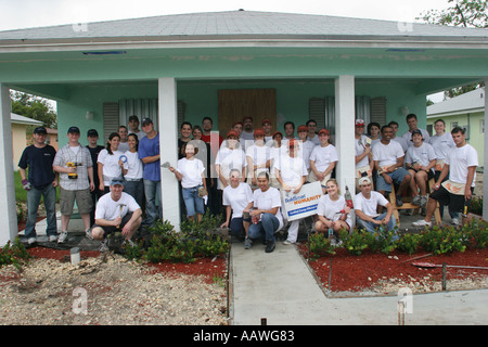 Miami Florida, Liberty City, Habitat for Humanity, Freiwillige Freiwillige Freiwillige Freiwillige ehrenamtliche Mitarbeiter, Teamarbeit zusammen Serv Stockfoto