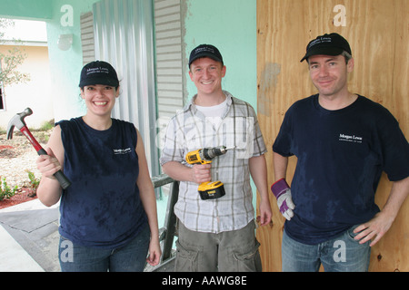 Miami Florida, Liberty City, Habitat for Humanity, Freiwillige Freiwillige Freiwillige Freiwillige ehrenamtliche Mitarbeiter, Teamarbeit zusammen Serv Stockfoto