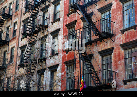 New York Apartment-Gebäude in Soho sind typische Exterieur Feuerleiter Leitern von Manhatten. Stockfoto