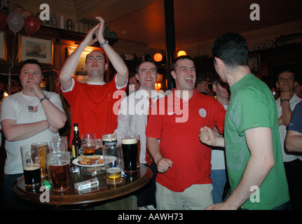 Gruppe der Liverpooler Fans beobachten Fußballspiel im örtlichen Pub. Juni 2005 gewannen sie UEFA Champions League gegen AC Mailand. Stockfoto