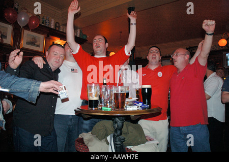 Gruppe der Liverpooler Fans beobachten Fußballspiel im örtlichen Pub. Juni 2005 gewannen sie UEFA Champions League gegen AC Mailand. Stockfoto