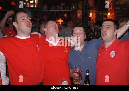 Gruppe der Liverpooler Fans beobachten Fußballspiel im örtlichen Pub. Juni 2005 gewannen sie UEFA Champions League gegen AC Mailand. Stockfoto