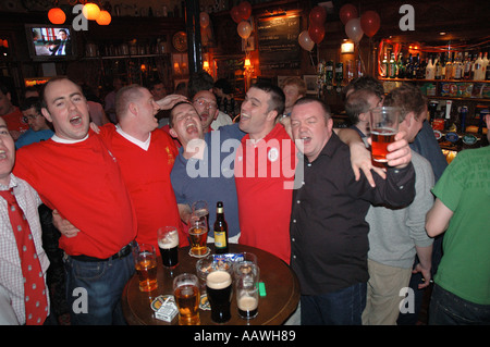 Gruppe der Liverpooler Fans beobachten Fußballspiel im örtlichen Pub. Juni 2005 gewannen sie UEFA Champions League gegen AC Mailand. Stockfoto