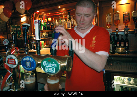 Gruppe der Liverpooler Fans beobachten Fußballspiel im örtlichen Pub gewannen sie die UEFA Champions League gegen den AC Milan Juni 2005 Stockfoto