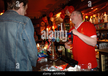 Gruppe der Liverpooler Fans beobachten Fußballspiel im örtlichen Pub gewannen sie die UEFA Champions League gegen den AC Milan Juni 2005 Stockfoto