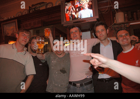 Gruppe der Liverpooler Fans beobachten Fußballspiel im örtlichen Pub gewannen sie die UEFA Champions League gegen den AC Milan Juni 2005 Stockfoto