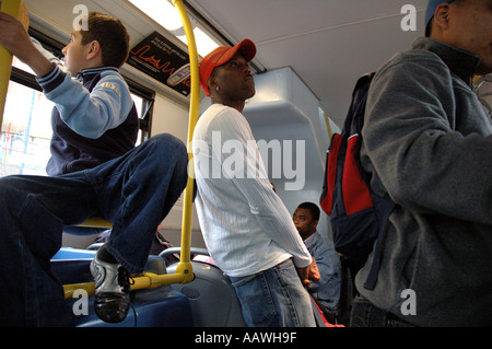 Reisende, die auf London Bus während der Rush hour Stockfoto