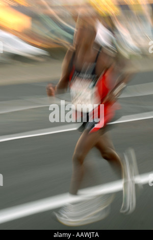 Ein Mann läuft Old Mutual Two Oceans Marathon 2006 in Kapstadt, Südafrika. Stockfoto