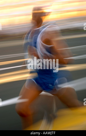 Ein Mann läuft Old Mutual Two Oceans Marathon 2006 in Kapstadt, Südafrika. Stockfoto