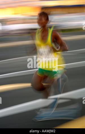 Ein Mann läuft Old Mutual Two Oceans Marathon 2006 in Kapstadt, Südafrika. Stockfoto