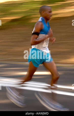 Ein Mann läuft Old Mutual Two Oceans Marathon 2006 in Kapstadt, Südafrika. Stockfoto