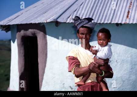 Ein Xhosa-Frau mit ihrer Tochter in die Arme außerhalb ihrer Hütte in Südafrikas Provinz Eastern Cape. Stockfoto