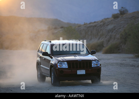 Jeep SUV fahren Offroad, Bremsen und die Schaffung von Staub, Anza Borrego Desert, Kalifornien, USA Stockfoto