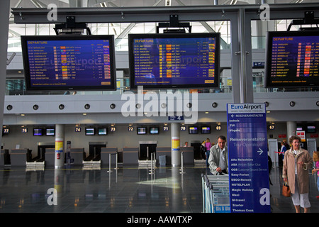 Ankunft Abreise Board auf dem EuroAirport Basel-Mulhouse-Freiburg in Frankreich. Stockfoto