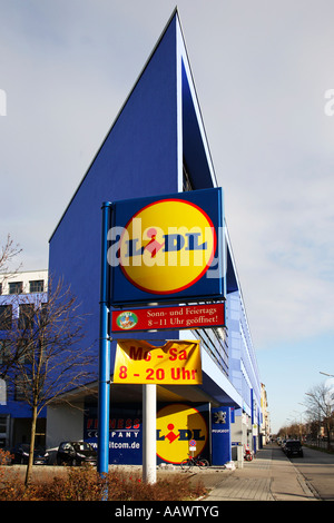 Lidl Supermarkt Schild mit Öffnungszeiten Stockfotografie Alamy