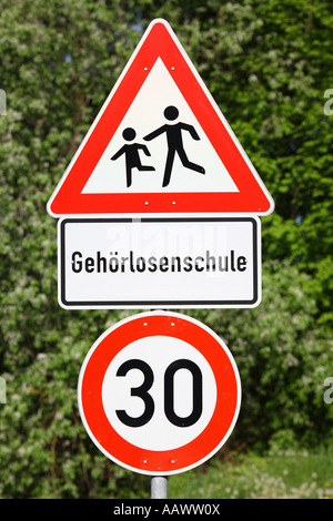 Verkehrszeichen, Tempolimit, Vorsicht bei Kindern, Schule für gehörlose Kinder Stockfoto