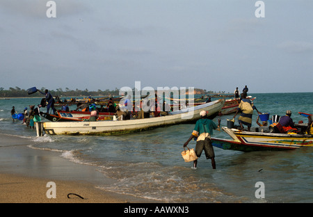 Pirogen auf dem Fischmarkt am Strand, Tanji, Gambia Stockfoto