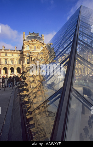 Glaspyramide im Louvre in Paris France Stockfoto