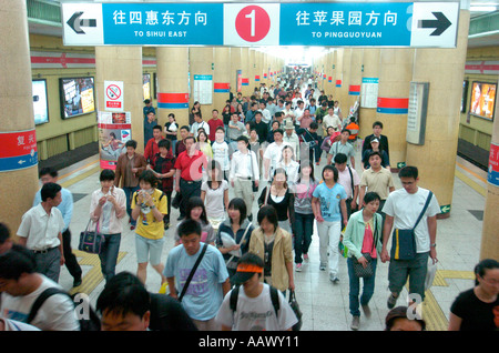 Pendler in einem belebten Bahnhof auf dem Beijing u-Bahn System 2005 Stockfoto