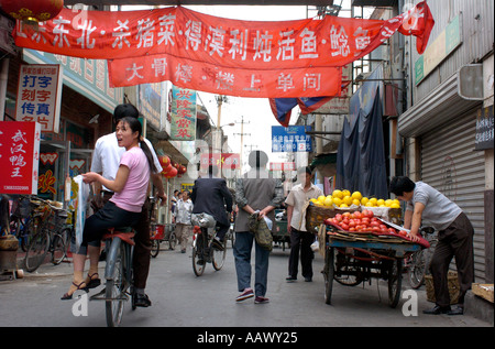 Eine geschäftige Hutong und Market Street in Peking 2005 Stockfoto