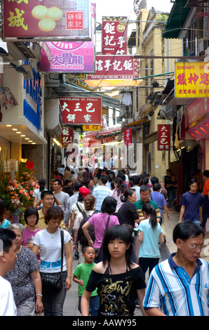 Massen von Besuchern und Touristen drängen sich die engen Straßen von Macau in der Nähe des Leal Senado Square China tun Stockfoto