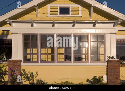Eine horizontale Farbfoto eine gelbe Handwerker Bungalow-Stil-Haus in Südkalifornien mit Sonne reflektiert im Fenster Stockfoto